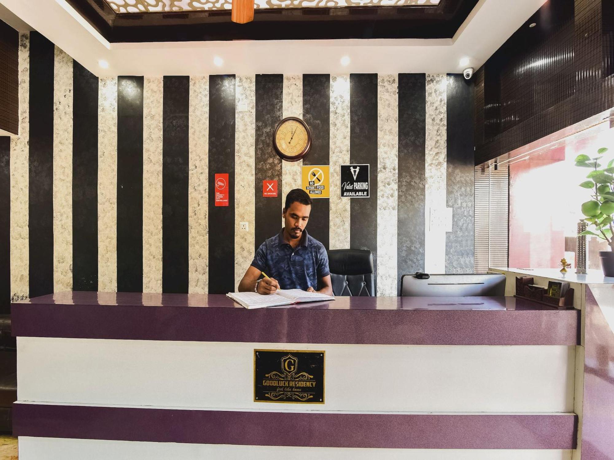 Capital O Good Luck Residency Hotel Dispur Ngoại thất bức ảnh